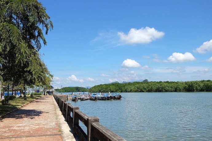Imagen de los exteriores del Hotel Krabi Marina Seaview. Foto 15