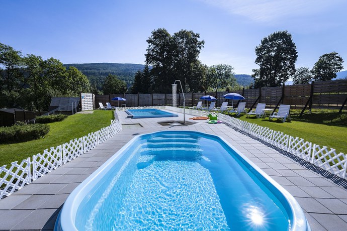 Imagen de la piscina del Hotel Krasicki Resort and SPA. Foto 17