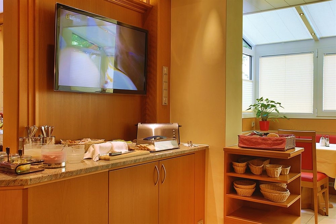 Imagen del bar/restaurante del Hotel Kriemhild Am Hirschgarten. Foto 2