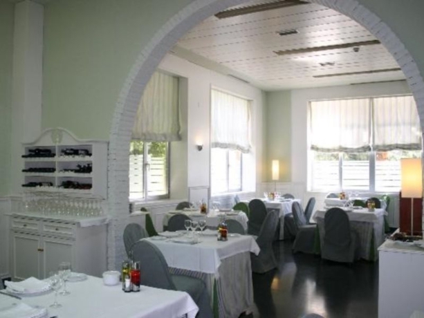 Imagen del bar/restaurante del Hotel Kris Cazadora. Foto 4