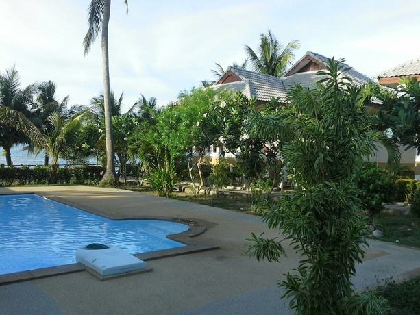 Imagen de la piscina del Hotel Krisada Beach Resort. Foto 19