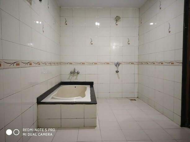 Imagen de la habitación del Hotel Krish Holiday Inn. Foto 28