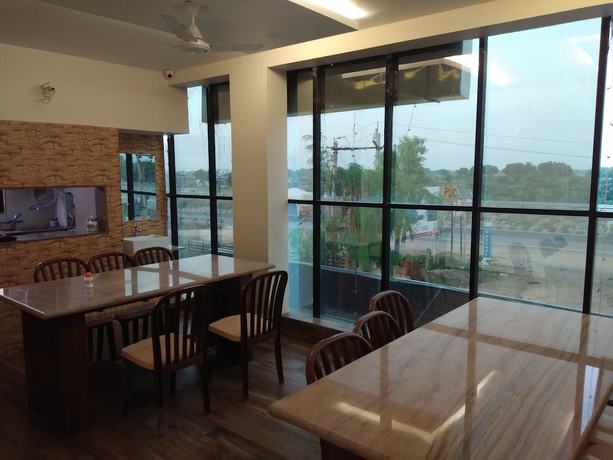 Imagen del bar/restaurante del Hotel Krishna, Anand. Foto 3