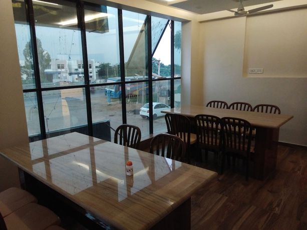 Imagen del bar/restaurante del Hotel Krishna, Anand. Foto 4