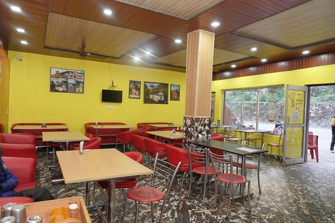 Imagen del bar/restaurante del Hotel Krishna And Restaurant. Foto 3