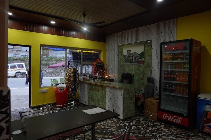 Imagen del bar/restaurante del Hotel Krishna And Restaurant. Foto 4