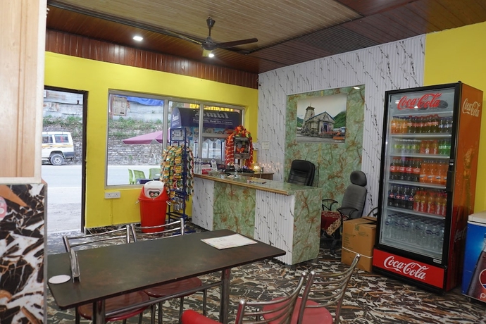Imagen del bar/restaurante del Hotel Krishna And Restaurant. Foto 5