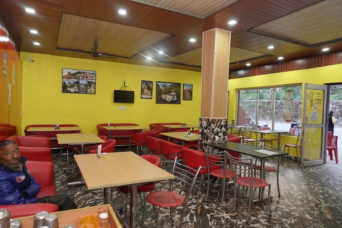 Imagen del bar/restaurante del Hotel Krishna And Restaurant. Foto 6