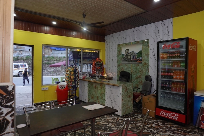 Imagen del bar/restaurante del Hotel Krishna And Restaurant. Foto 8