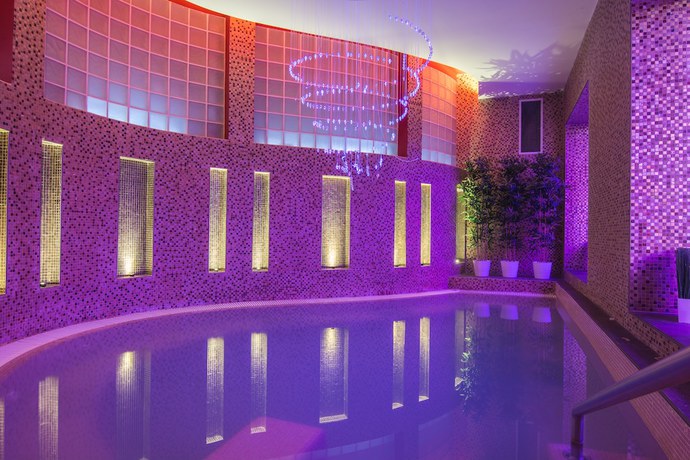 Imagen de la piscina del Hotel Krist&aacute;ly Imperial. Foto 5