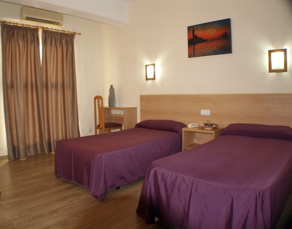 Imagen de la habitación del Hotel Kristal, Torremolinos. Foto 10