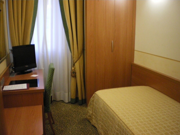 Imagen de la habitación del Hotel Kristall, Corsico. Foto 6