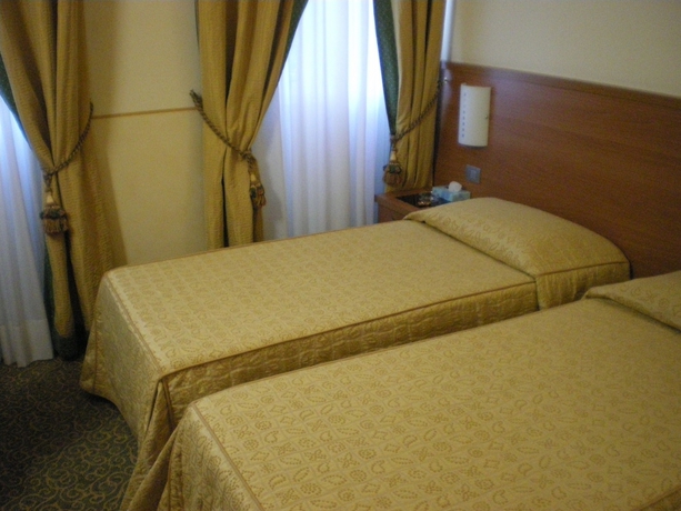 Imagen de la habitación del Hotel Kristall, Corsico. Foto 9