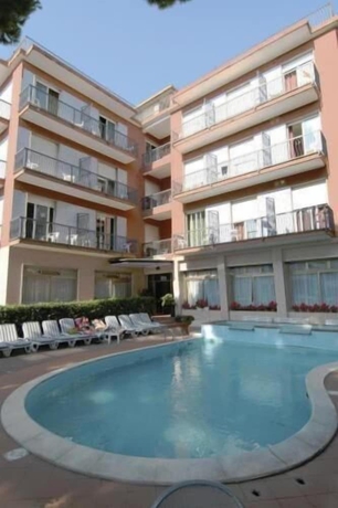 Imagen de la piscina del Hotel Kristall, Diano Marina. Foto 18