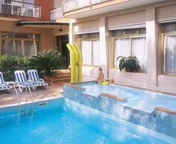 Imagen de la piscina del Hotel Kristall, Diano Marina. Foto 19
