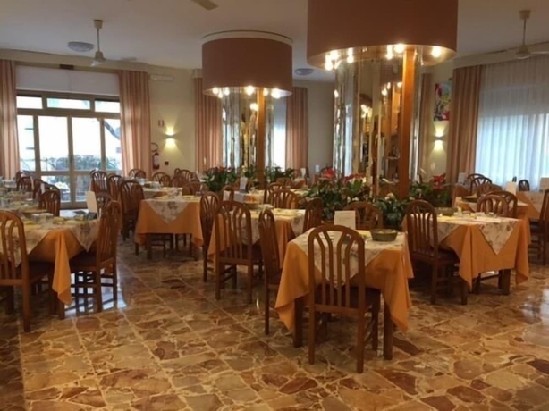 Imagen del bar/restaurante del Hotel Kristall, Diano Marina. Foto 2