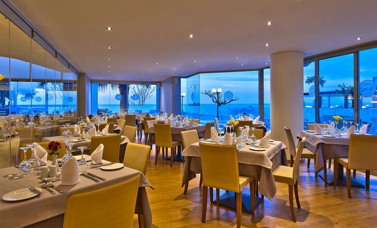 Imagen del bar/restaurante del Hotel Kriti Beach. Foto 5