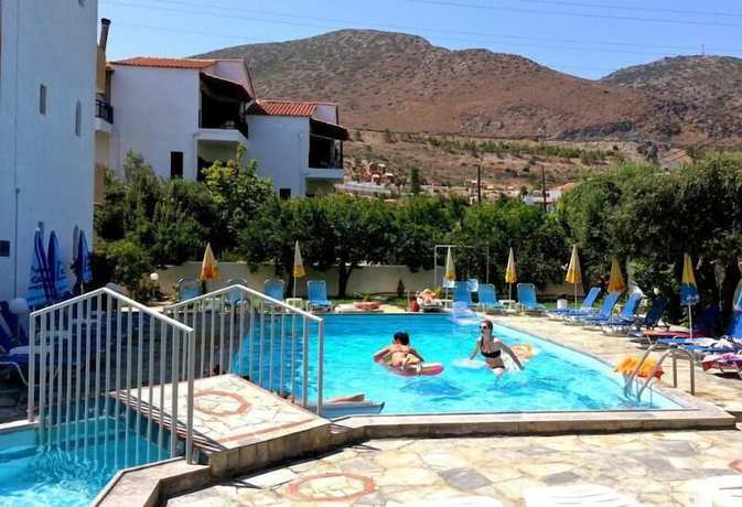 Imagen de la piscina del Hotel Krits. Foto 16