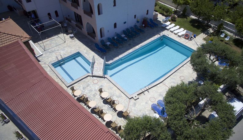 Imagen de la piscina del Hotel Krits. Foto 17
