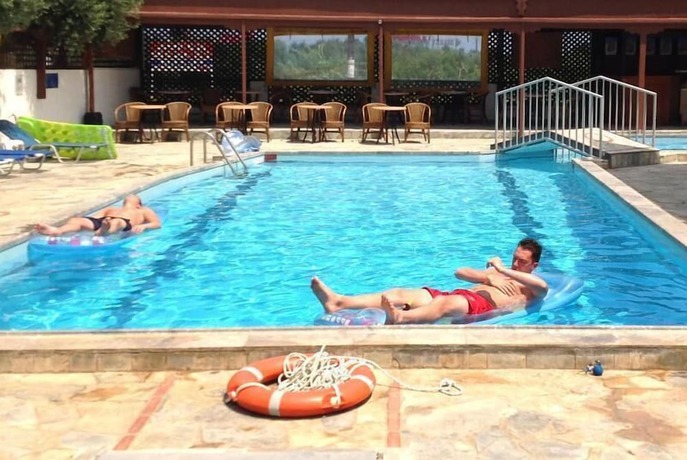 Imagen de la piscina del Hotel Krits. Foto 18