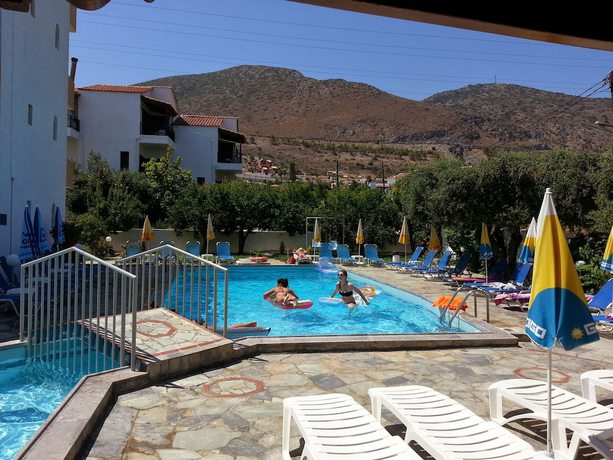 Imagen de la piscina del Hotel Krits. Foto 19