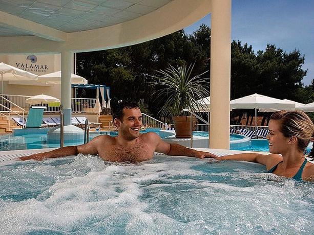 Imagen de la piscina del Hotel Krk Sunny. Foto 16