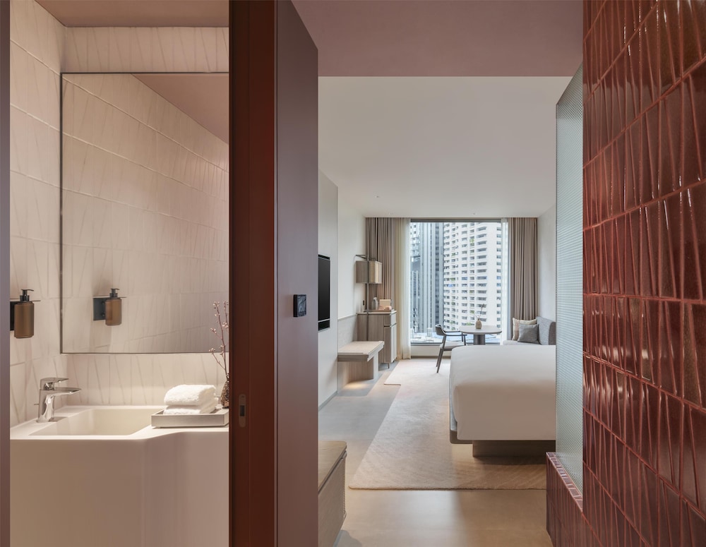 Imagen de la habitación del Hotel Kromo Bangkok, Curio Collection By Hilton. Foto 1
