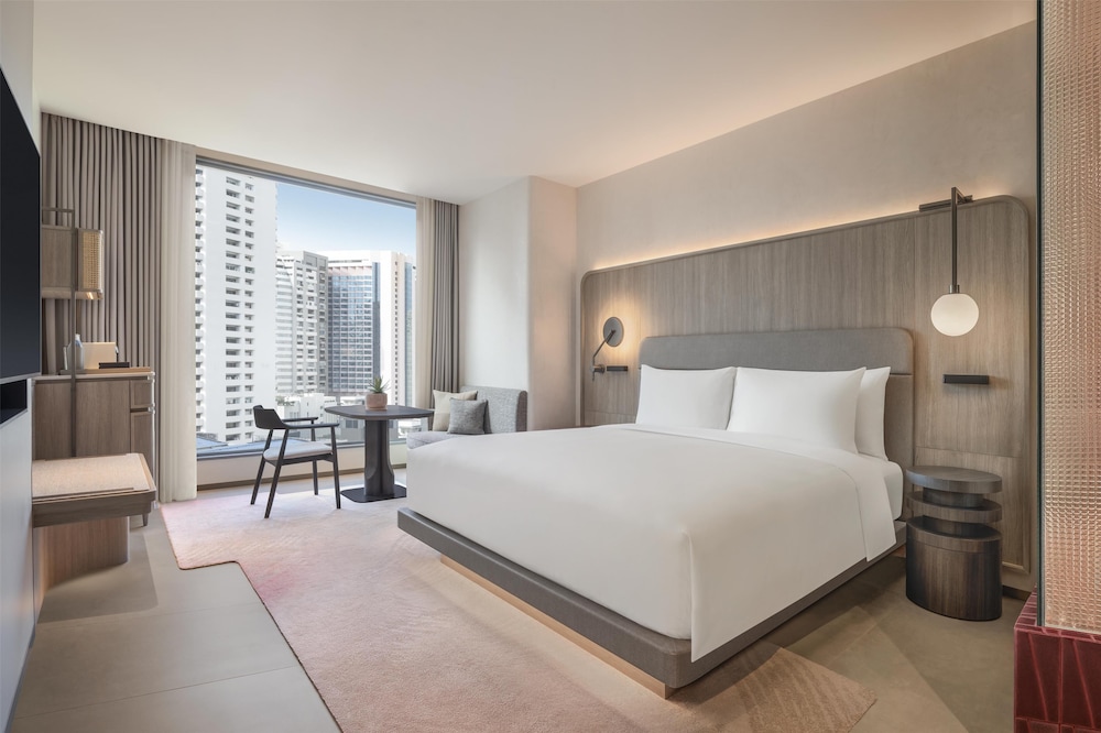 Imagen de la habitación del Hotel Kromo Bangkok, Curio Collection By Hilton. Foto 2