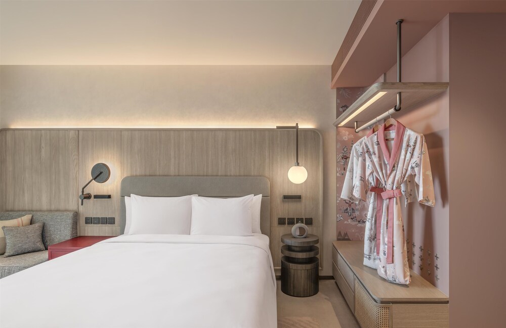 Imagen de la habitación del Hotel Kromo Bangkok, Curio Collection By Hilton. Foto 3