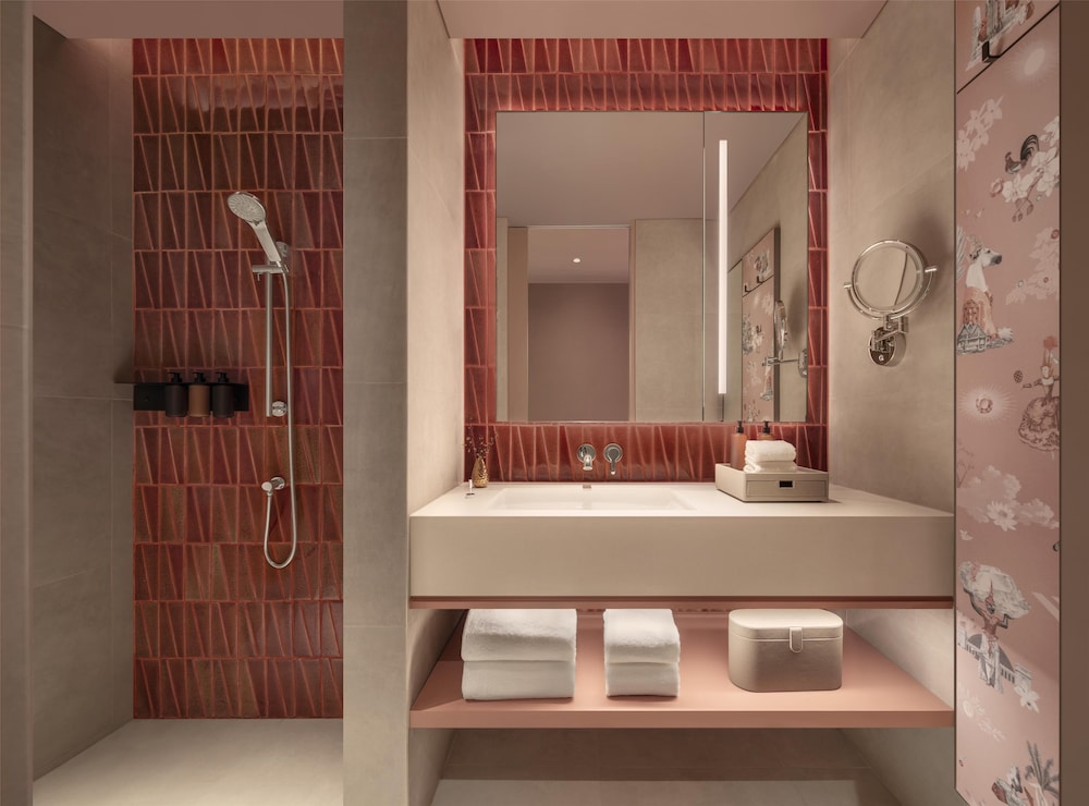 Imagen de la habitación del Hotel Kromo Bangkok, Curio Collection By Hilton. Foto 4