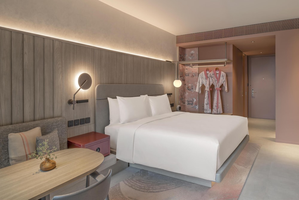 Imagen de la habitación del Hotel Kromo Bangkok, Curio Collection By Hilton. Foto 6
