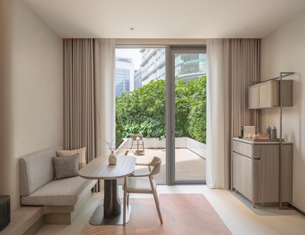 Imagen de la habitación del Hotel Kromo Bangkok, Curio Collection By Hilton. Foto 9