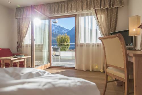 Imagen de la habitación del Hotel Kronplatz-resort Berghotel Zirm. Foto 3