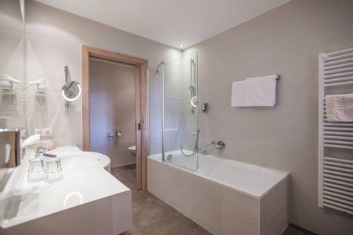 Imagen de la habitación del Hotel Kronplatz-resort Berghotel Zirm. Foto 14