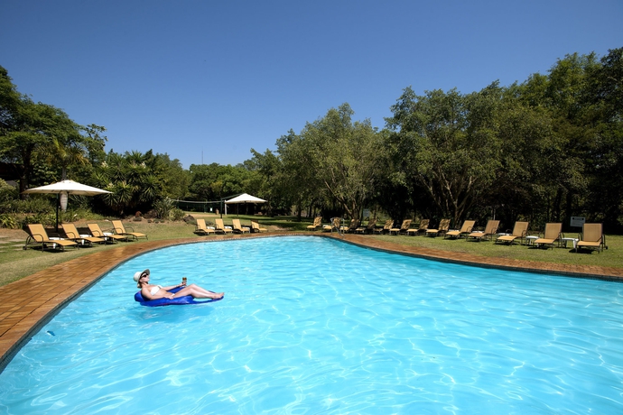 Imagen de la piscina del Hotel Kruger Park Lodge. Foto 15