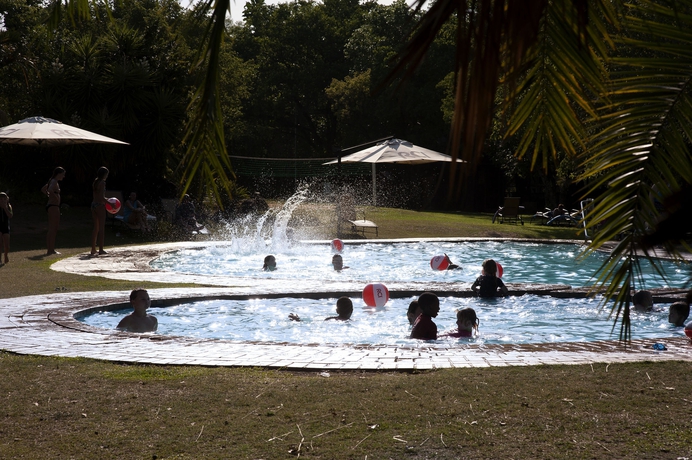 Imagen de la piscina del Hotel Kruger Park Lodge. Foto 16