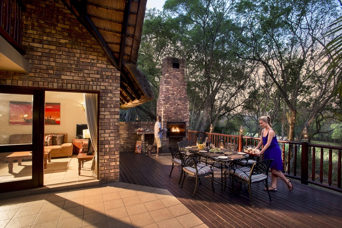 Imagen de los exteriores del Hotel Kruger Park Lodge. Foto 9