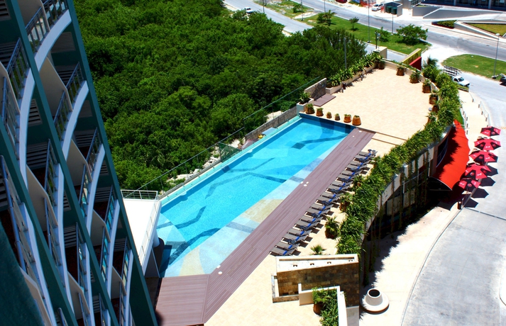 Imagen de la piscina del Hotel Krystal Urban Cancun and Beach Club. Foto 16
