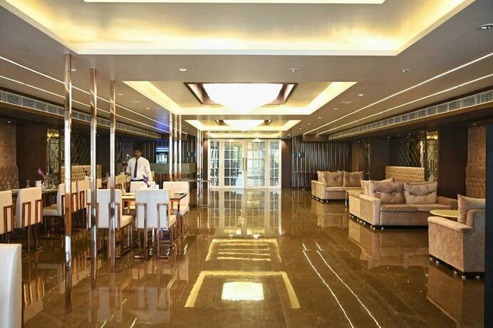 Imagen del bar/restaurante del Hotel Ks Square And Banquets. Foto 9