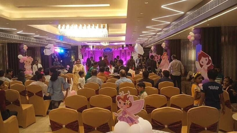 Imagen general del Hotel Ks Square And Banquets. Foto 2