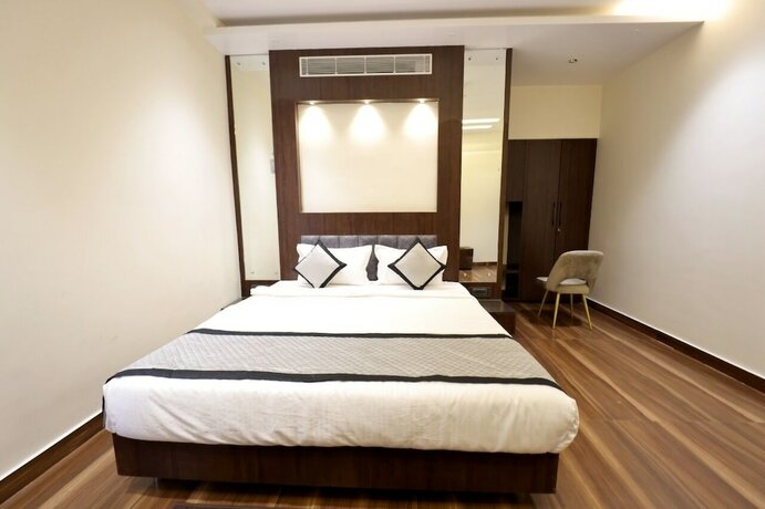 Imagen de la habitación del Hotel Ks Square And Banquets. Foto 11