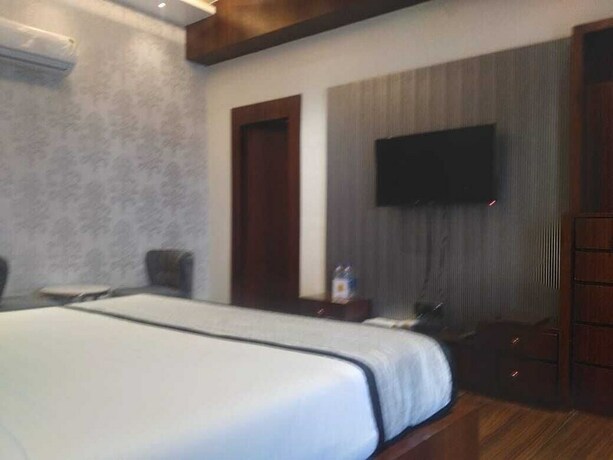 Imagen de la habitación del Hotel Ks Square And Banquets. Foto 12