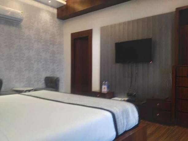 Imagen de la habitación del Hotel Ks Square And Banquets. Foto 16