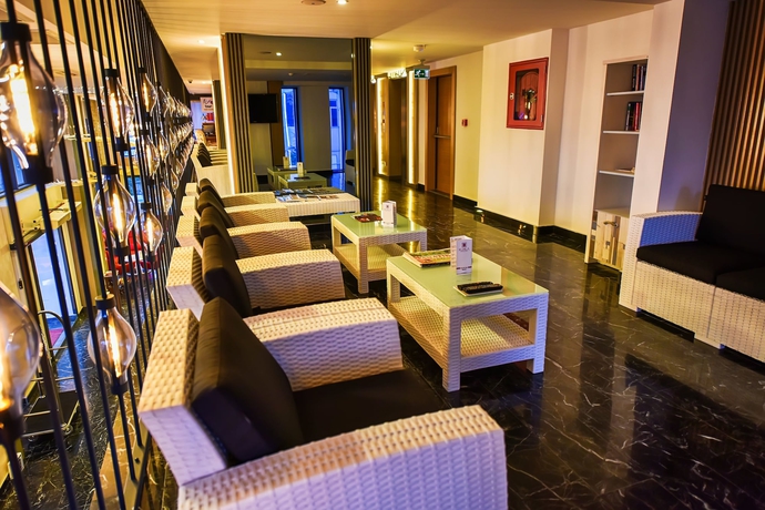 Imagen de los interiores del Hotel Kuhla. Foto 16