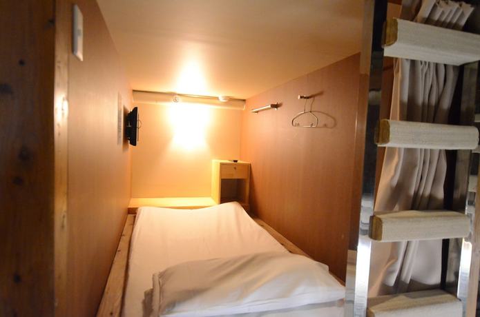 Imagen de la habitación del Hotel Kumamoto Capsule - Hostel, Caters To Men. Foto 11