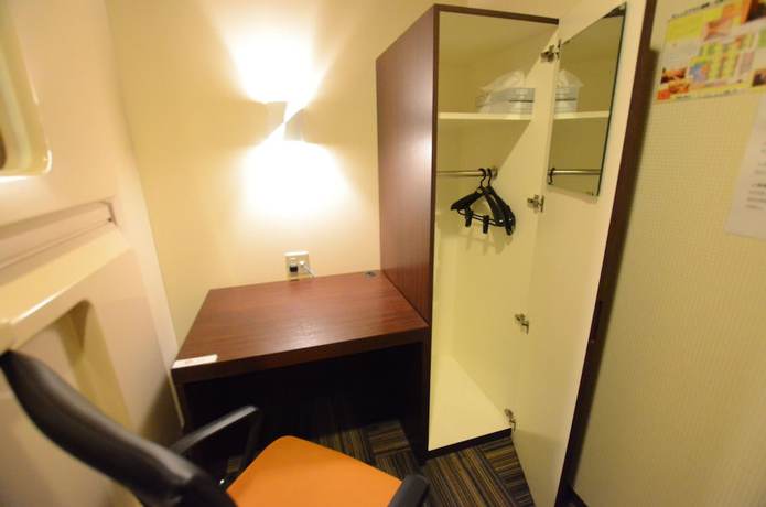 Imagen de la habitación del Hotel Kumamoto Capsule - Hostel, Caters To Men. Foto 15