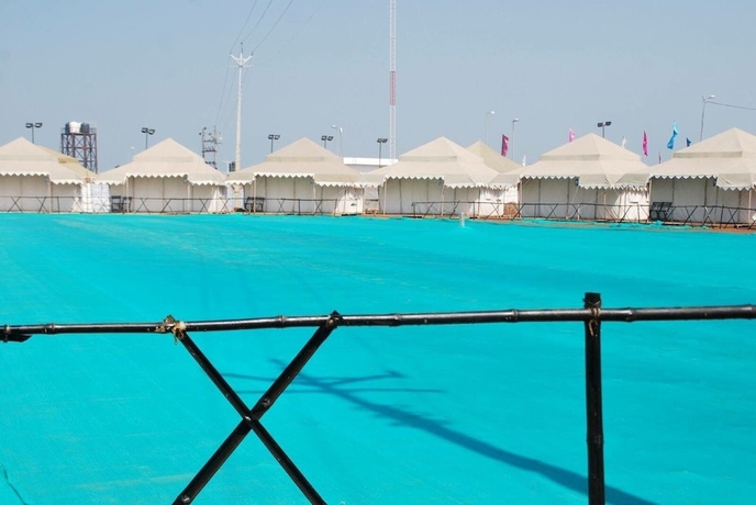 Imagen de la piscina del Hotel Kumbh Camp India. Foto 17