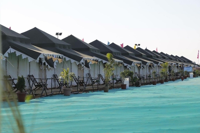 Imagen de la piscina del Hotel Kumbh Camp India. Foto 18