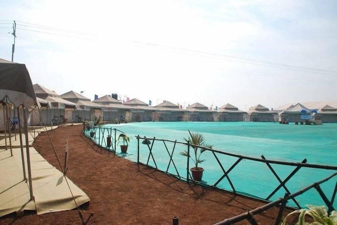 Imagen de la piscina del Hotel Kumbh Camp India. Foto 19