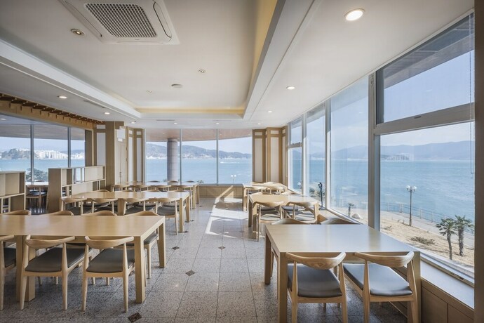 Imagen del bar/restaurante del Hotel Kumho Tongyeong Marina Resort. Foto 15